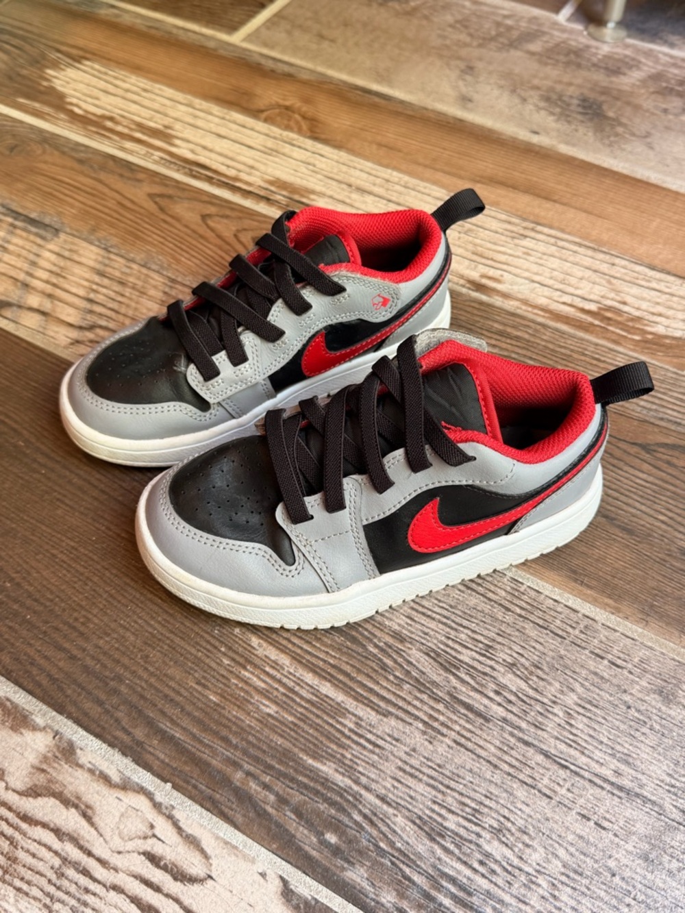 Nike Kids Low-Top Sneakers in Black, Gray & Red